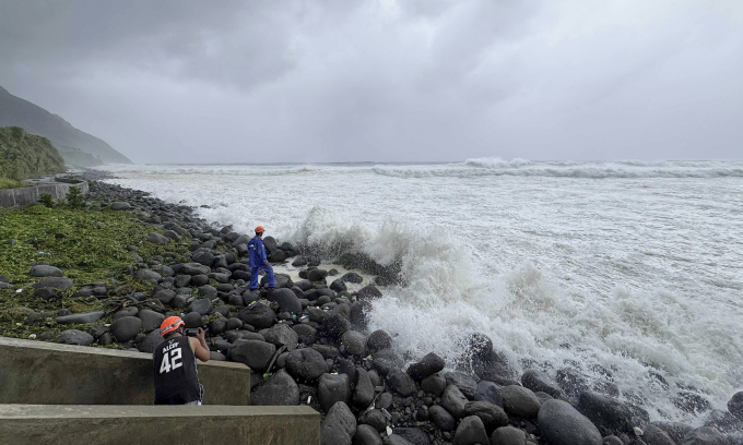 Super Typhoon Ragasa Slams Northern Philippines, Sparks Regional Alerts